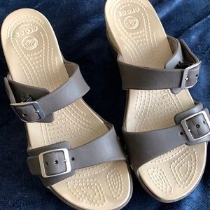 Olive croc 9 capability to be 9w but got adjustable strap’s